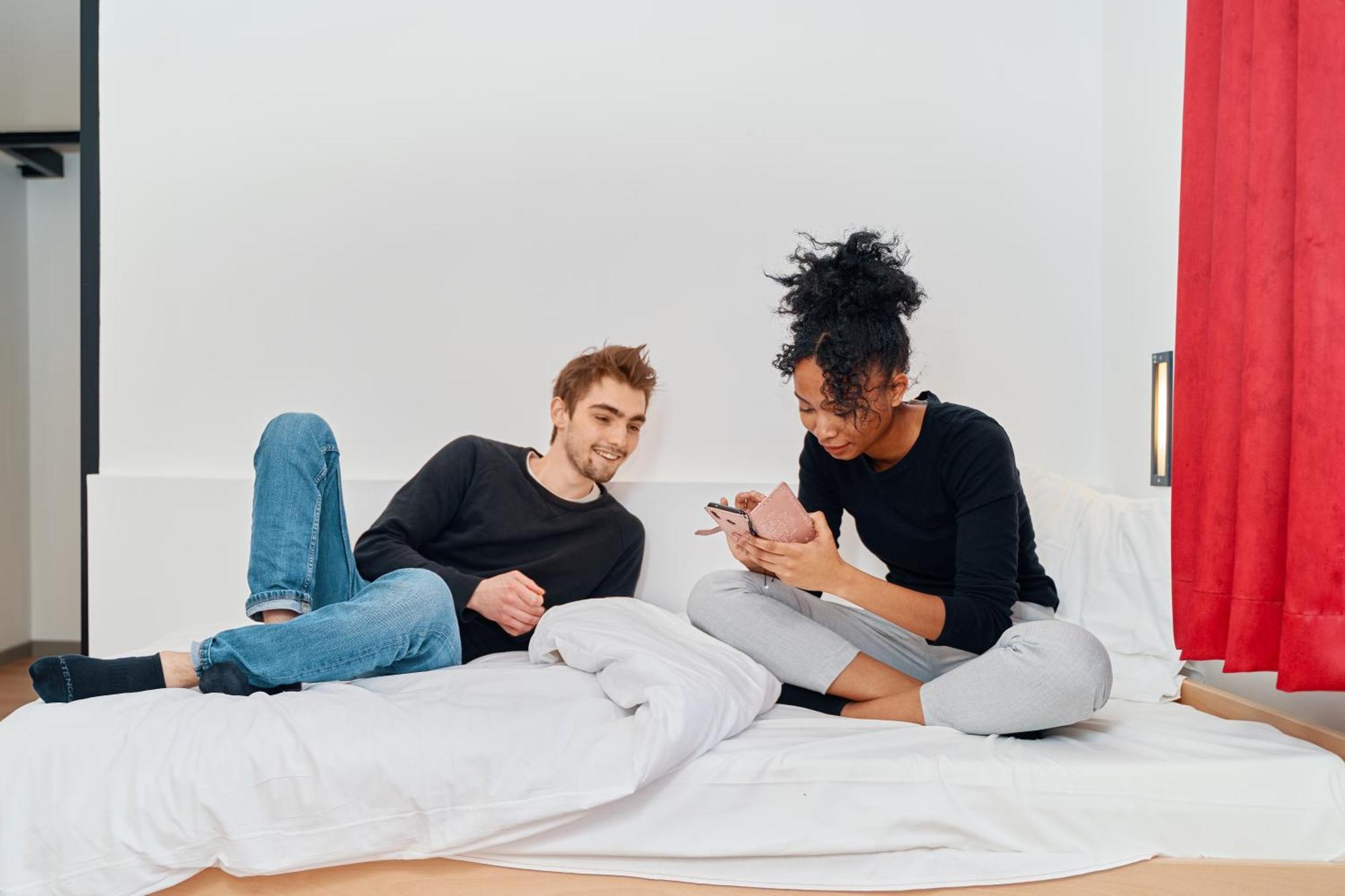 Mije Marais Hostel Párizs Kültér fotó A couple using their smartphones