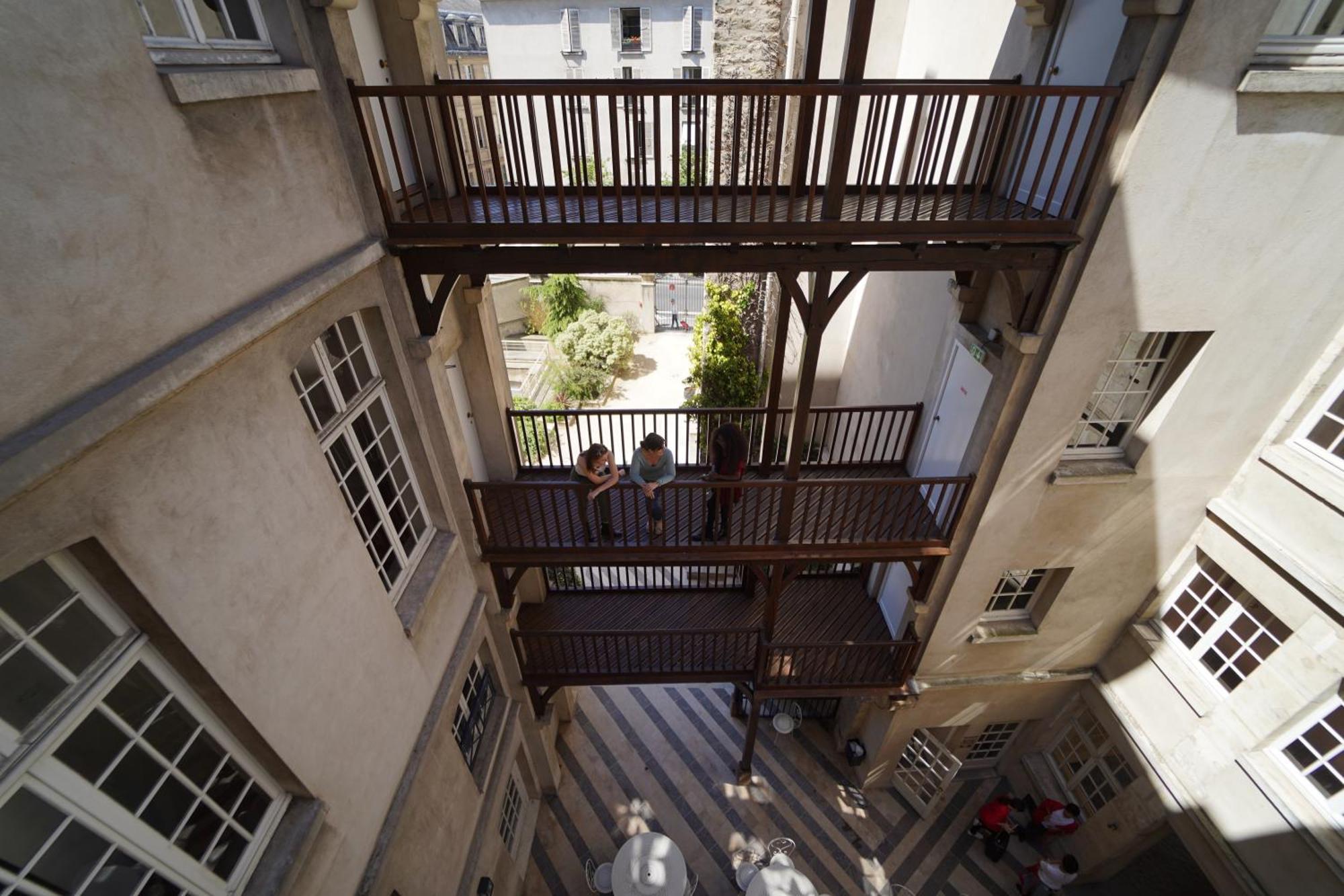 Mije Marais Hostel Párizs Kültér fotó The courtyard of the museum